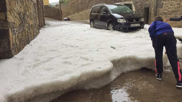 Los bomberos intervienen en una fuerte granizada en Ágreda (Soria)