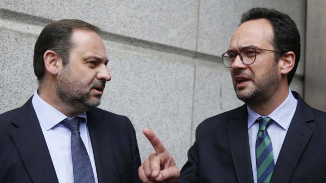 José Luis Ábalos junto a Antonio Hernando esta mañana en el Congreso