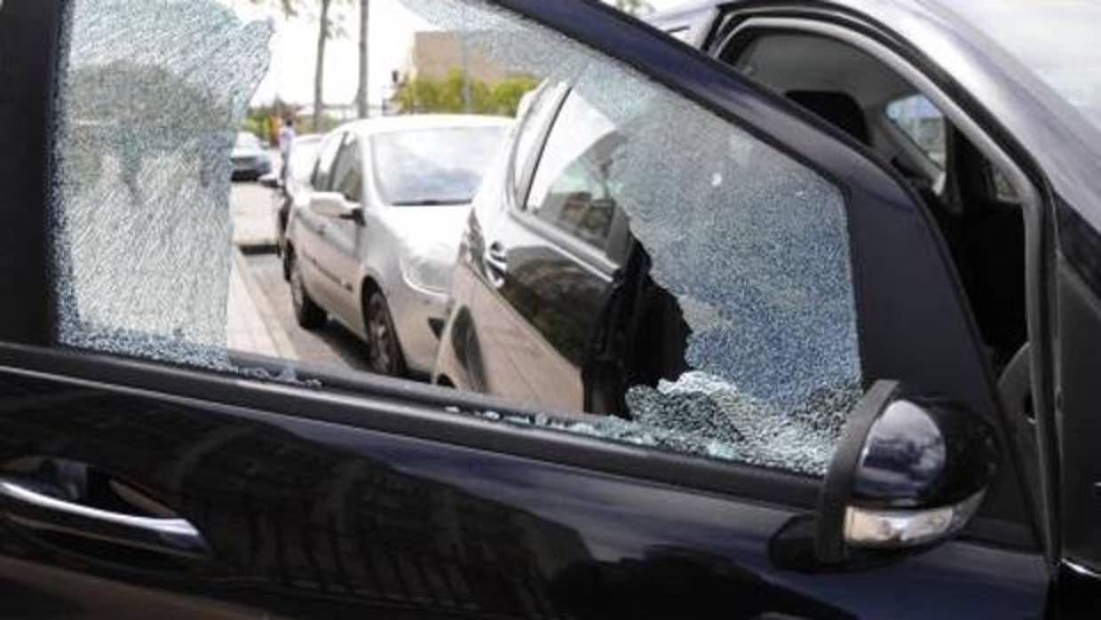 Se le acusa, entre otros delitos, de haber roto las lunas de 15 coches para robar en su interior