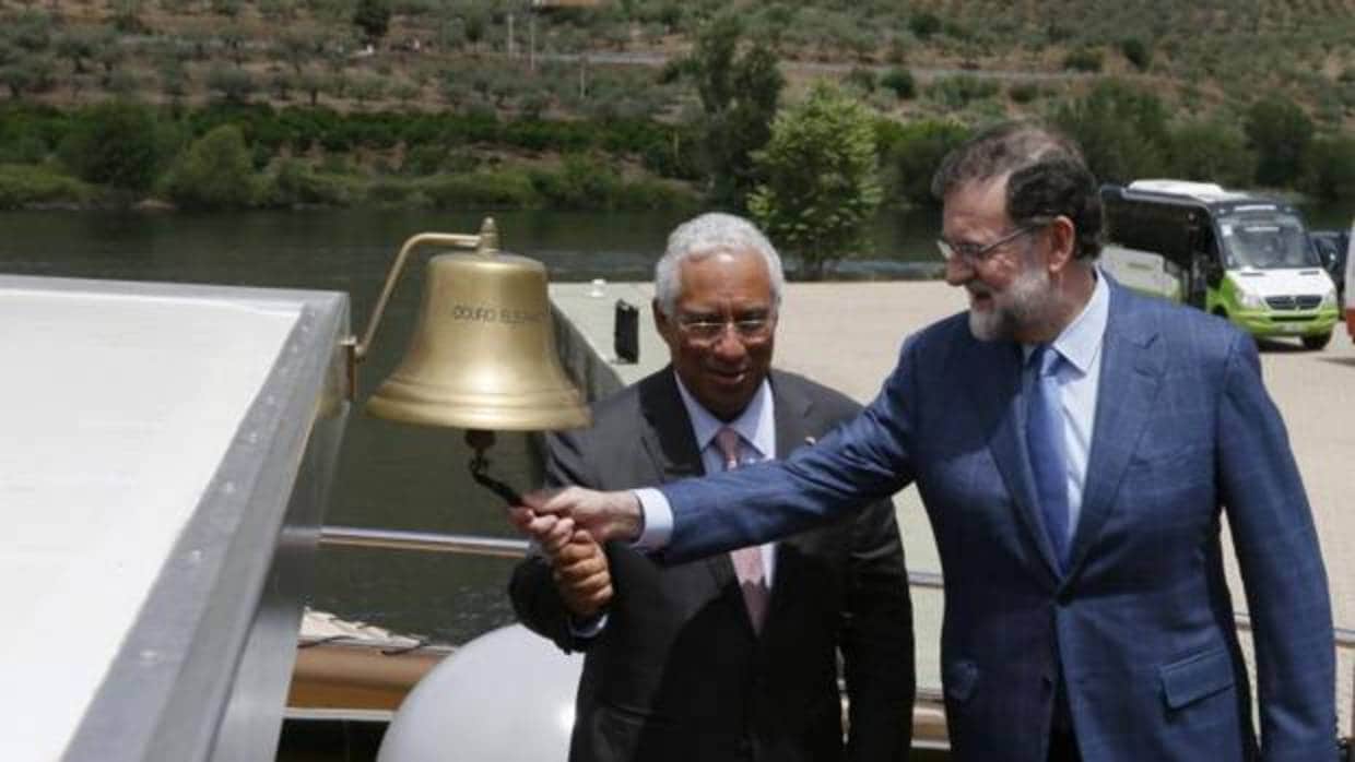 Mariano Rajoy y Antonio Costa a bordo del barco que los ha llevado este lunes de España a Portugal