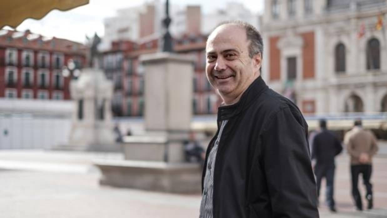 Fermín Herrero, de paseo en la Plaza Mayor de Valladolid