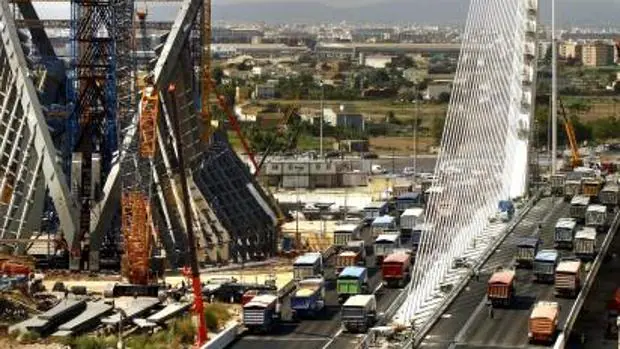 Prueba de carga en un puente durante las obras de la Fórmula 1 en Valencia
