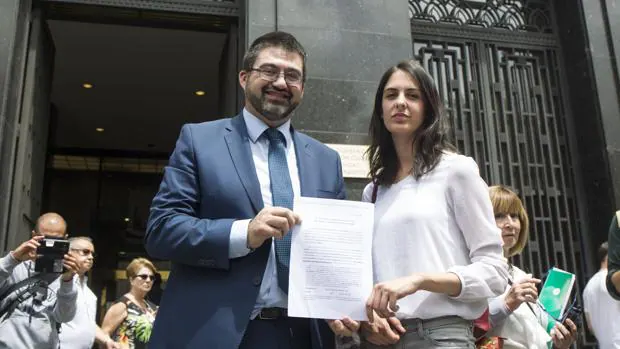 La portavoz municipal, Rita Maestre, y el edil de Economía, Carlos Sánchez Mato, con el recurso presentado ante el TSJM