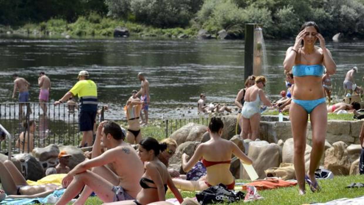 Gente en la zona fluvial del río Miño en Orense