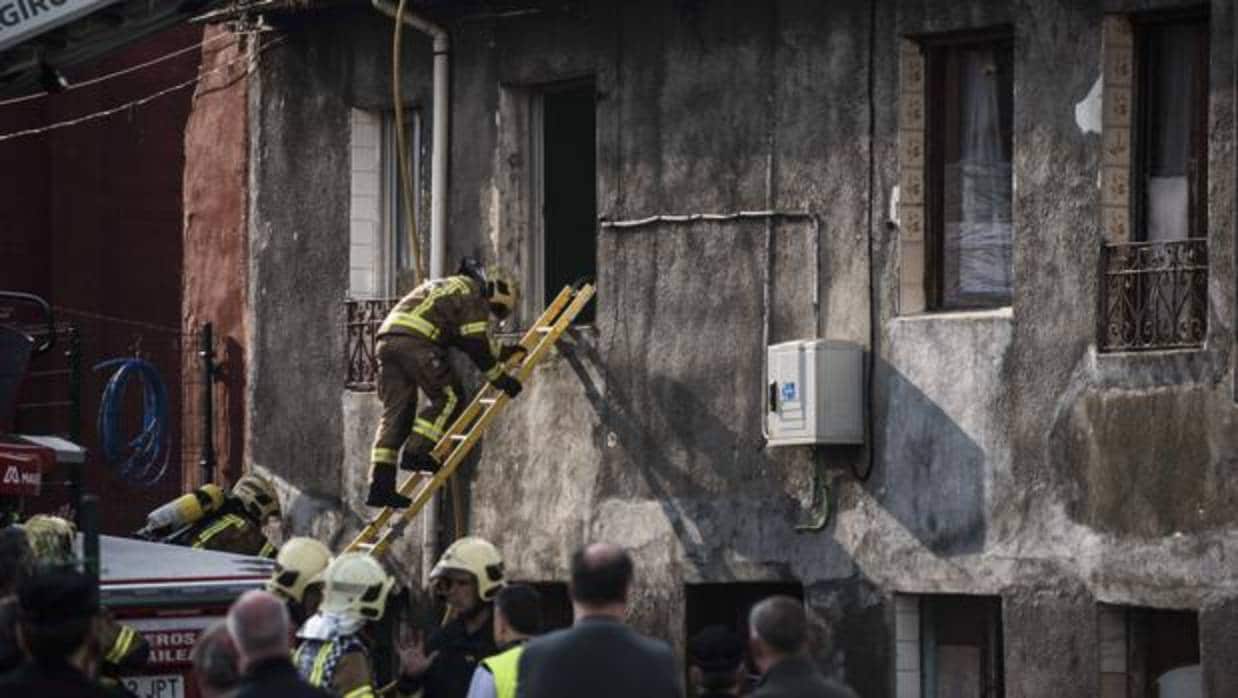 Los vecinos del edificio incendiado en Bilbao: «Todo el mundo sabía que la zona estaba mal»