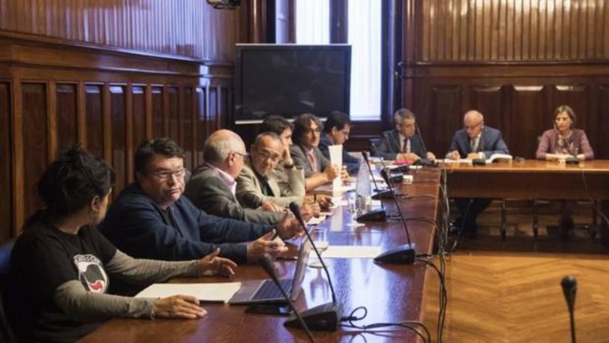 Imagen de la Comisión encargada de la reforma del reglamento del Parlamento de Cataluña