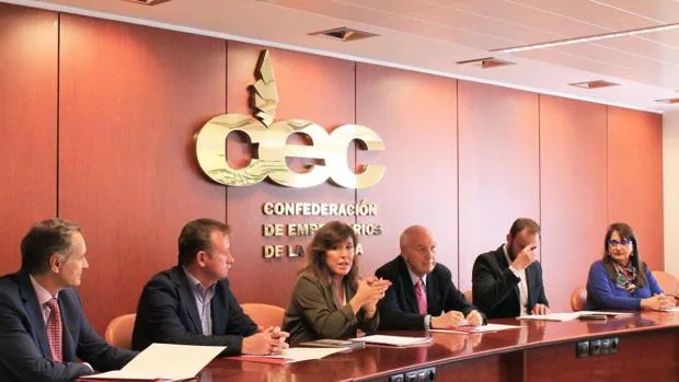 Beatriz Mato se reunió ayer con representantes de la CEC en su sede de La Coruña