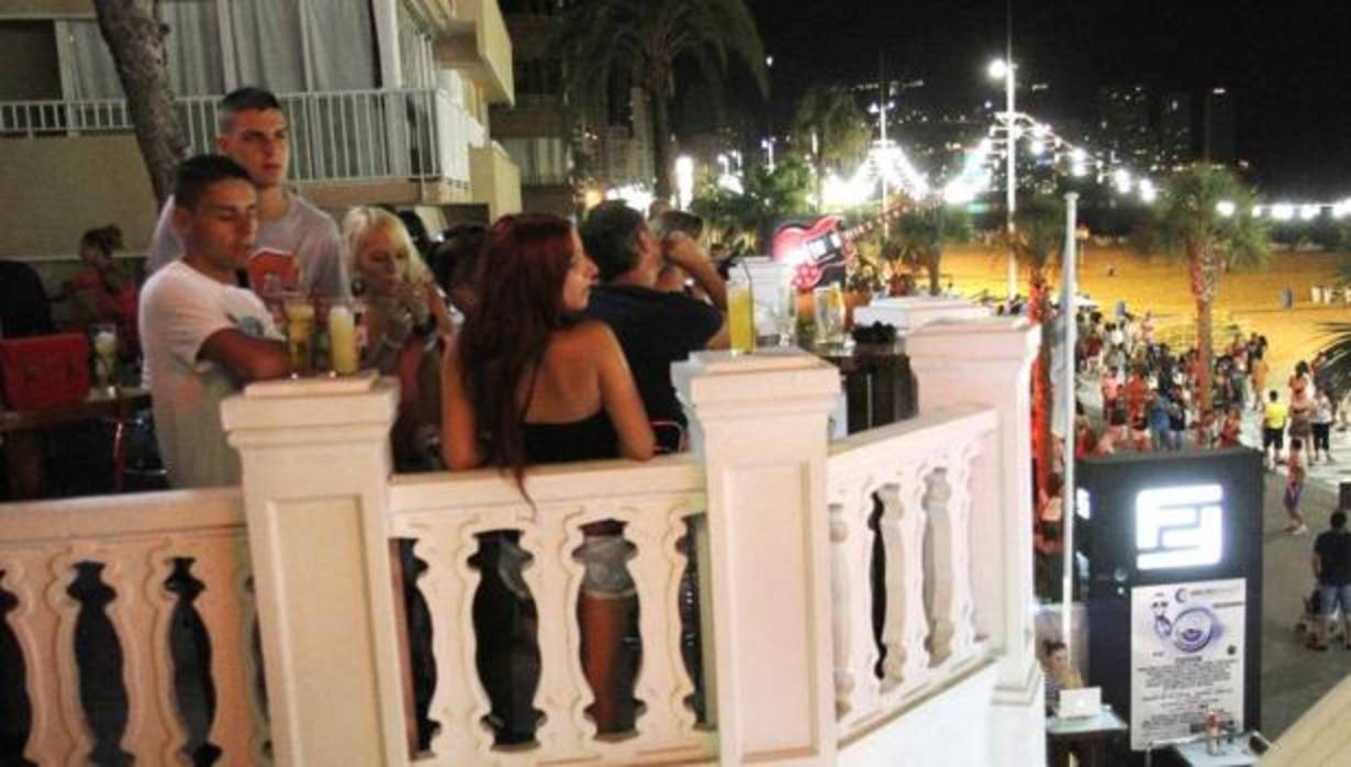 Ambiente nocturno en una zona de playa de Benidorm