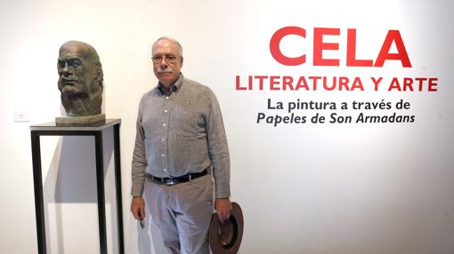 Camilo José Cela Conde, en la exposición inaugurada en Valladolid