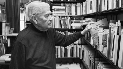 El periodista toledano en su biblioteca particular