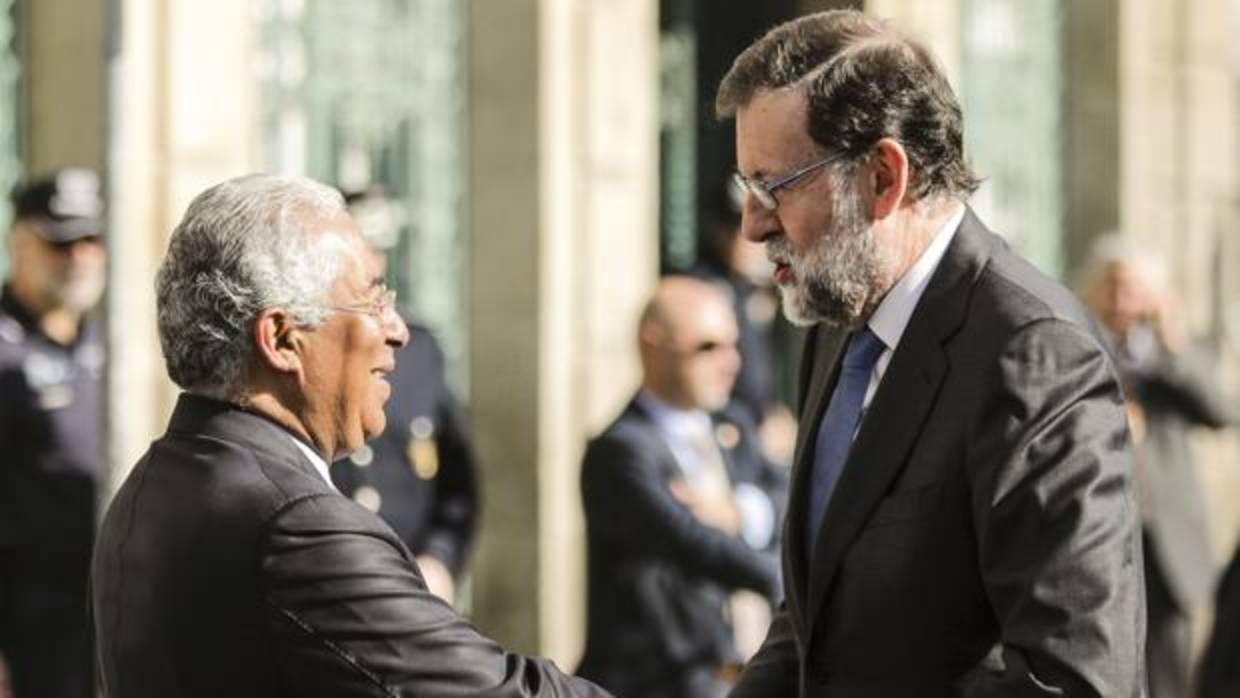 Antonio Costa y Mariano Rajoy se saludan este martes en Vila Real