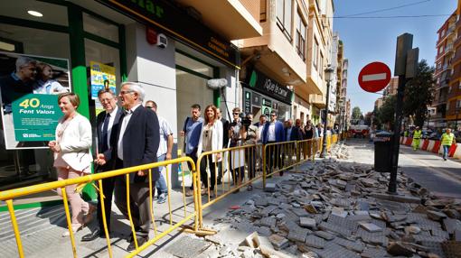 Imagen de la comitiva a su paso por el cruce entre Justo Vilar y la calle de la Reina