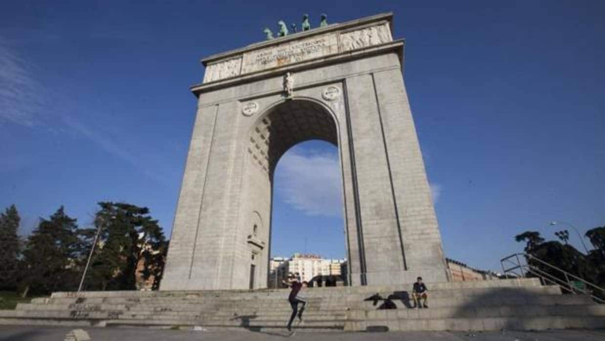 El Arco de la Victoria, en Moncloa, se iluminará durante el World Pride con la bandera arcoiris