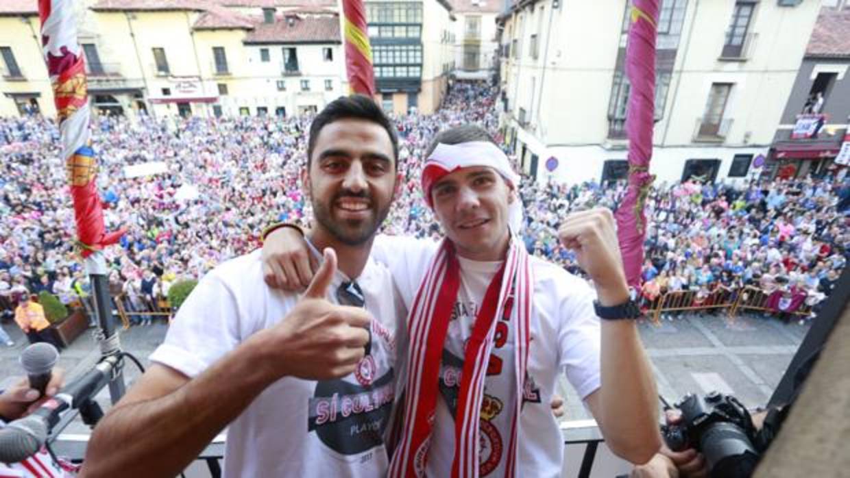 El capitán de la Cultural LeonesaViti y el delantero Gallar saludan desde el balcón del Ayuntamiento durante las celebracioens