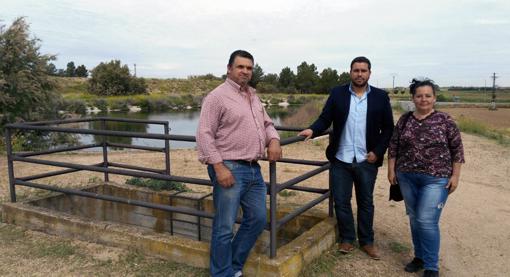 La alcaldesa y el concejal de Medio Ambiente, junto a un técnico de la Junta , en los terrenos donde se construirá la nueva depuradora