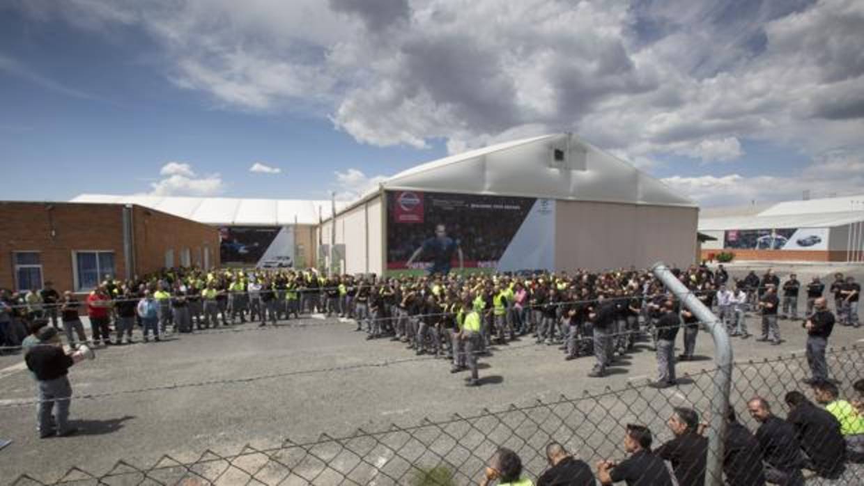 Trabajadores de Nissan escuchan a sus representantes, a las puertas de la planta abulense, de cara a la negociación