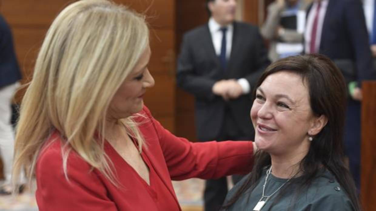 Cristina Cifuentes, presidenta regional, saluda a la nueva diputada, de origen rumano, Anka, Moldovan