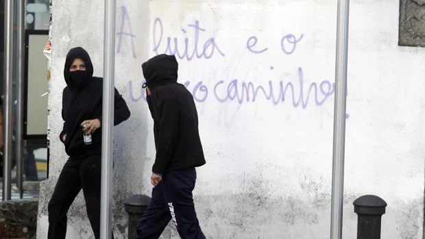 Dos encapuchados se dirigen a la manifestación de Santiago de Compostela