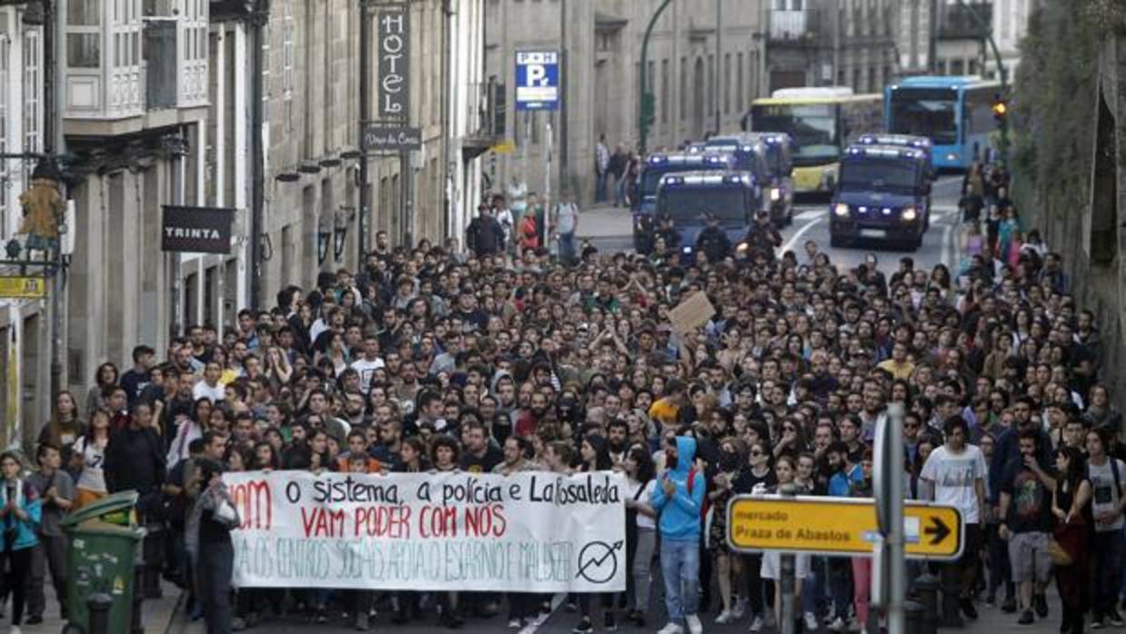 Alrededor de 400 manifestantes protestaron ayer contra al cierre del centro okupa