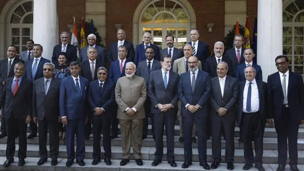 Rajoy posa junto al primer ministro indio, Narendra Modi, en la foto de familia del encuentro en la Moncloa