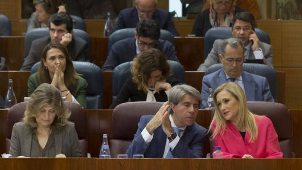 Bancada del PP en la Asamblea de Madrid. Detrás de Cifuentes, Enrique Ossorio