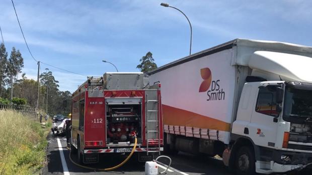 Fallece una pareja en Rianxo al chocar su coche con un camión