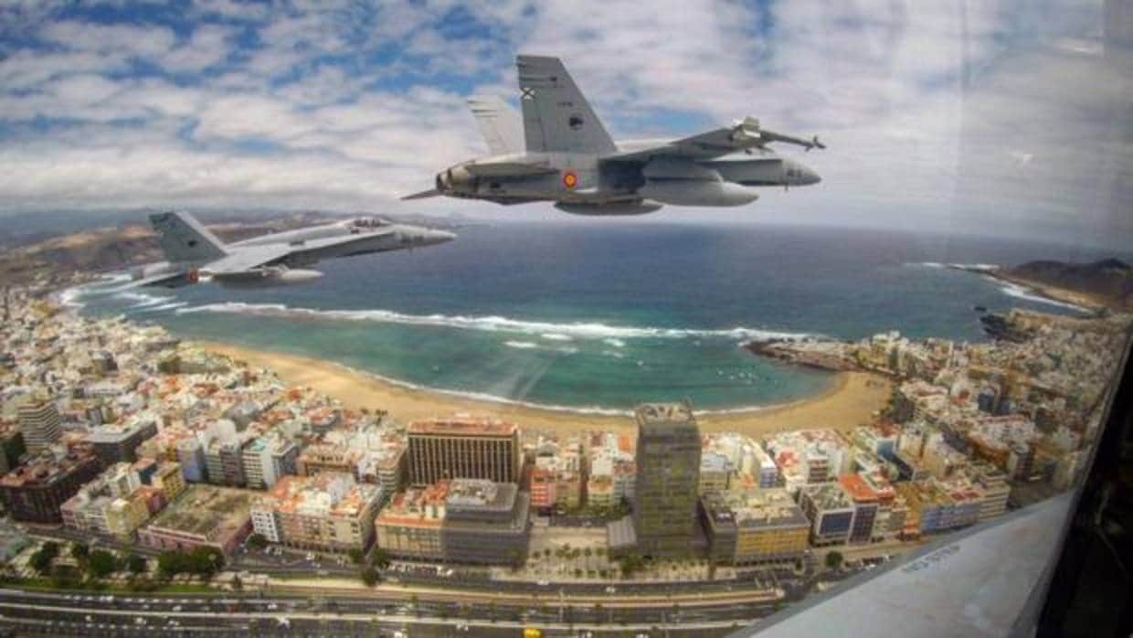 Aviones F-18 sobre la Playa de Las Canteras, en Gran Canaria
