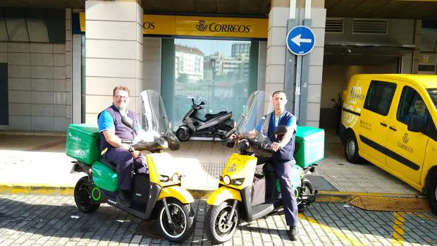 Dos nuevas motos eléctricas de Correos en Culleredo