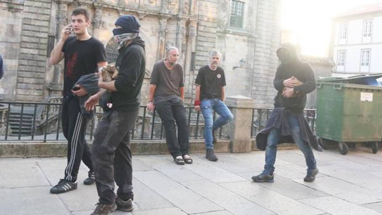 Manifestantes, el pasado martes, con la cara cubierta y piedras en la mano