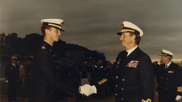 Don Felipe saluda a su padre durante su formación militar en la Escuela Naval de Marín, en 1987