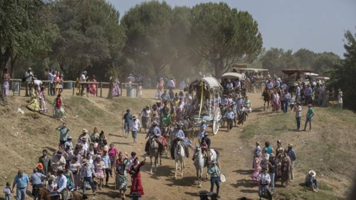 La Hermandad de Osuna se dispone a cruzar el vado del río Quema en Aznalcázar (Sevilla)