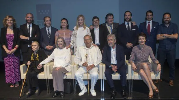 Foto de familia de los galardonados en los premios de la cultura de la Comunidad de Madrid