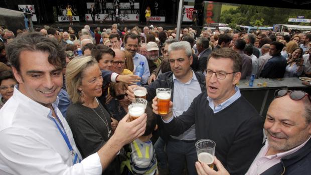 El presidente de los populares gallegos, Alberto Núñez Feijóo (2d), participa en la romería del PP provincial que se celebra en el Ayuntamiento de O Pino