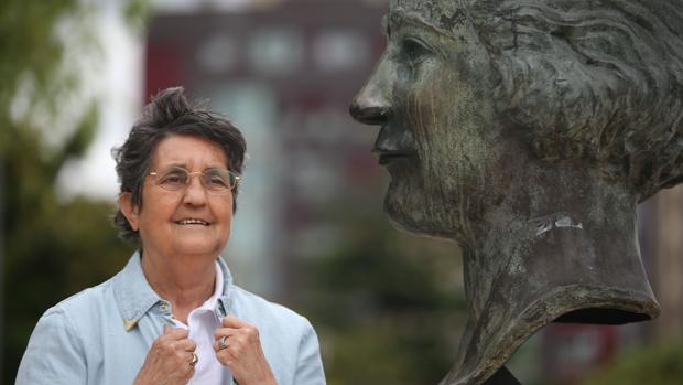 Blanca Estrella posa en Baracaldo frente a la escultura de Clara Campoamor