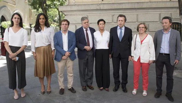 Los portavoces municipales, junto a Leopoldo López y su mujer, frente al Ayuntamiento de Madrid