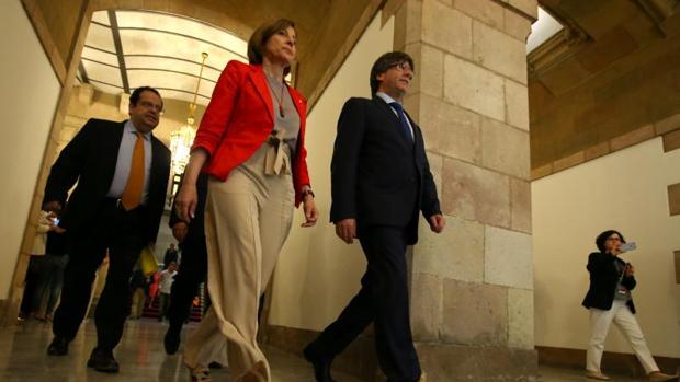 Carles Puigdemont y Carme Forcadell, en el Parlamento de Cataluña