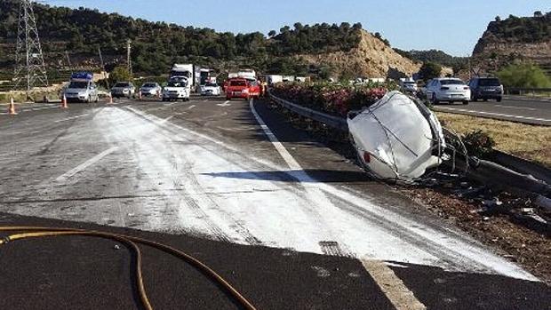 Imagen facilitada por el 112 GVA del vuelco de un camión