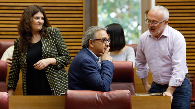 Los diputados de Podemos Antonio Montiel y Fabiola Meco, junto a Manolo Mata