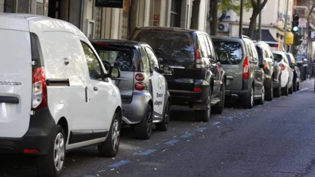 Coches estacionados en una calle del centro de Madrid