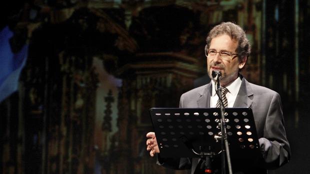 Julio Porres Mateo en pleno pregón en el Teatro de Rojas