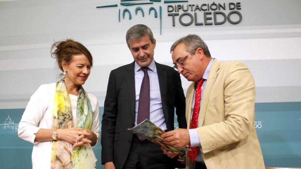 Aurelia Sánchez, Álvaro Gutiérrez y Juan Carlos Santos, presidente de la Asamblea provincial de Cruz Roja