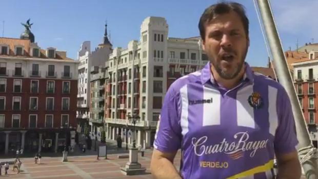 El alcalde de Valladolid, Óscar Puente, con la camiseta del equipo blanquivioleta