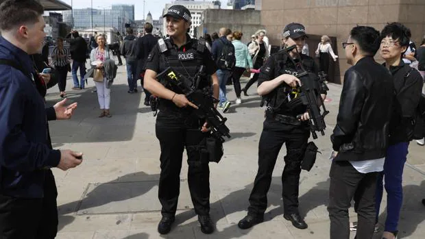 Dos policías británicos en el puente de Londres