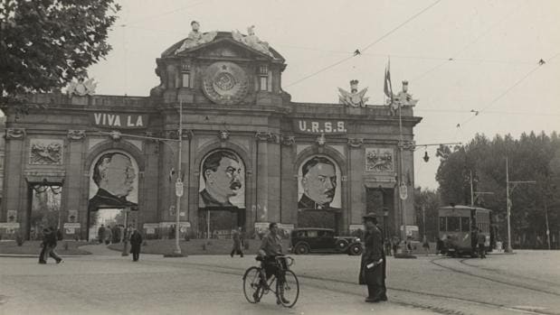 La Puerta de Alcalá, en 1937, con las imágenes de Stalin (centro), Litminov y Voroshilov
