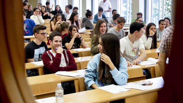 Alumnos de la Bachillerato en Vigo, preparados para hacer un examen de Selectividad