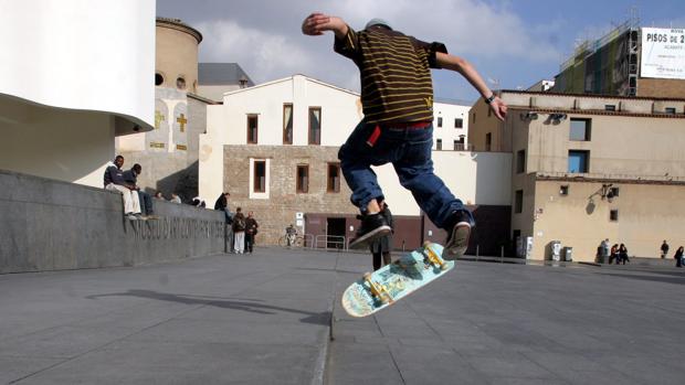 Un joven en monopatín en la plaza del Macba, uno de los lugares clásicos para la práctica de este deporte