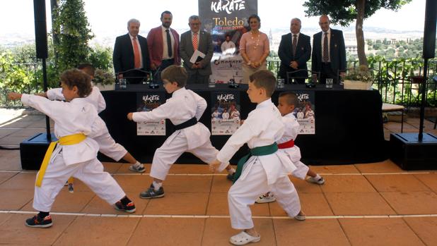 Un grupo de niños hace una exhibición ante la atenta mirada de las autoridades políticas