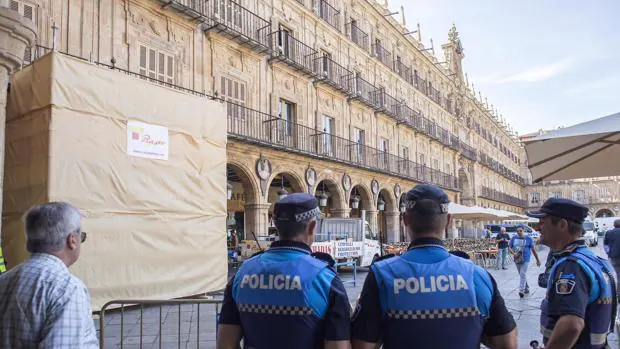 La Policía Local custodiado el trampantojo instalado para la retirada del medallón de Franco en la Plaza Mayor de Salamanca