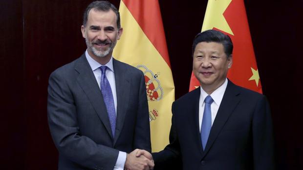 El Rey saluda al presidente de la Republica Popular China, Xi Jinping