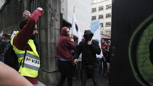 Manifestantes a las puertas del edificio okupado en el centro de Santiago